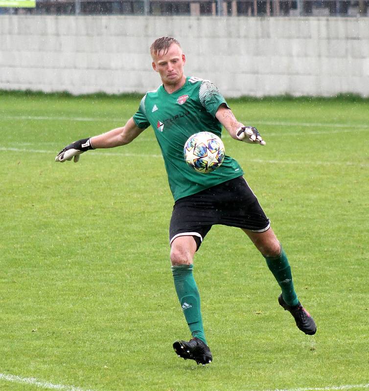 FK Robstav Přeštice (žlutí) vs. SK Petřín Plzeň (červení) 3:1.