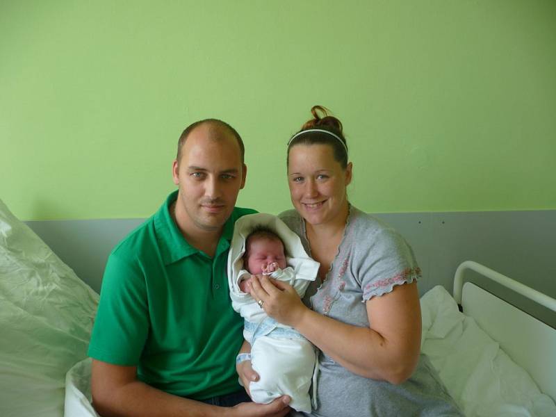 Filip (4,30 kg, 54 cm) se narodil 25. června v 11:42 v Mulačově nemocnici v Plzni. Na světě svého prvorozeného syna přivítali rodiče Veronika a Petr Kulhánkovi z Ledců.