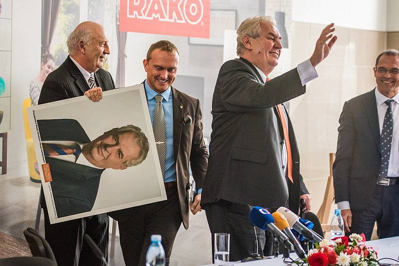 Prezident Miloš Zeman si z keramičky Lasselsberger odvezl vlastní portrét na dlaždici o rozměrech 60 x 60 centimetrů