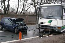 Tragická nehoda ve Zbůchu. Řidička osobního automobilu náraz do autobusu nepřežila