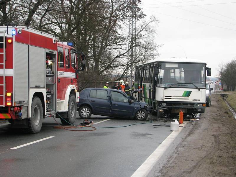 Tragická nehoda ve Zbůchu. Řidička osobního automobilu náraz do autobusu nepřežila