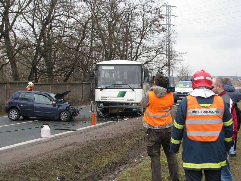 Tragická nehoda ve Zbůchu. Řidička osobního automobilu náraz do autobusu nepřežila