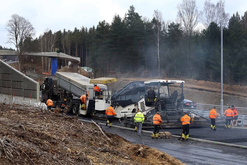 Nová čtyřproudová komunikace mezi Plzní a Třemošnou před dokončením.