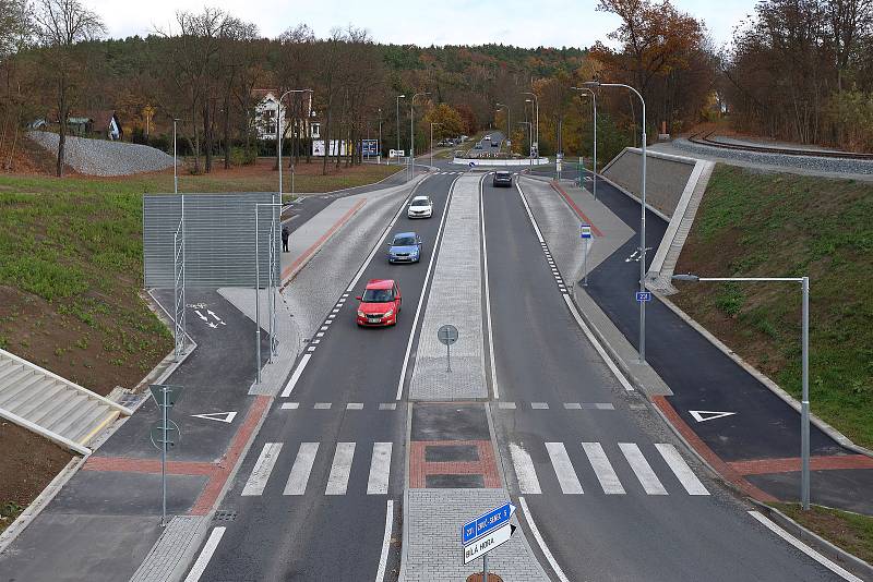 První dvě zastávky MHD se zelenou střechou v Plzni mezi kruhovými objezdy ve stanicích Nádraží Bílá Hora. Byly vybudovány v rámci výstavby první části východního okruhu. Průběh stavby i původní podobu místa přinášíme na dalších fotografiích.