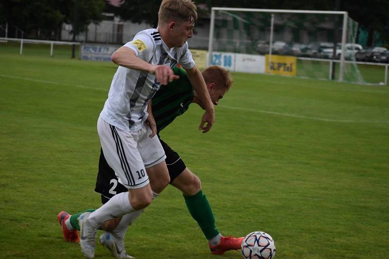 28. kolo I. A třídy: FC Rokycany B (zelení) - Slavoj Mýto B 5:2.