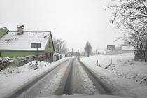 Vánoce jsou letos bílé, na západě Čech od rána sněží, komplikace na silnicích