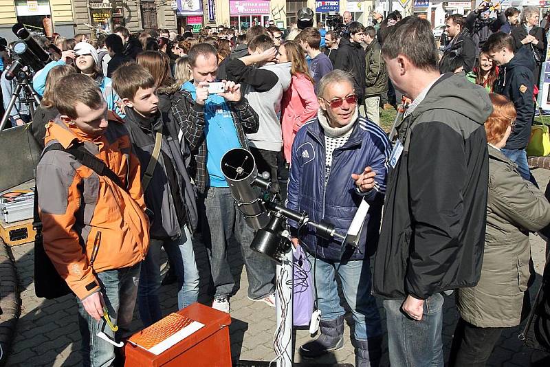 Pozorování částečného zatmění Slunce na Masarykově náměstí v Plzni