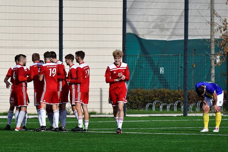 13. kolo krajského přeboru: SK Petřín Plzeň B - FK Nepomuk (na snímku fotbalisté v modrých dresech) 8:1 (3:1).