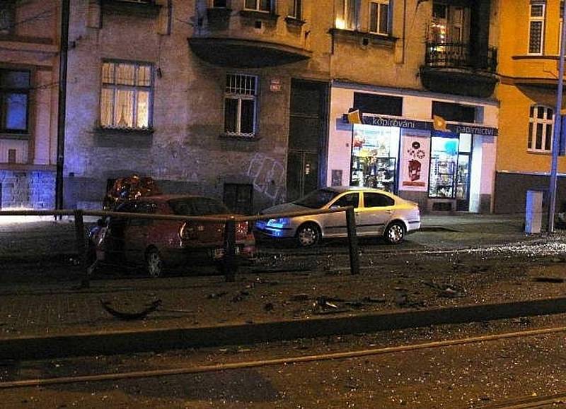 Opilý řidič najel na tramvajovou zastávku