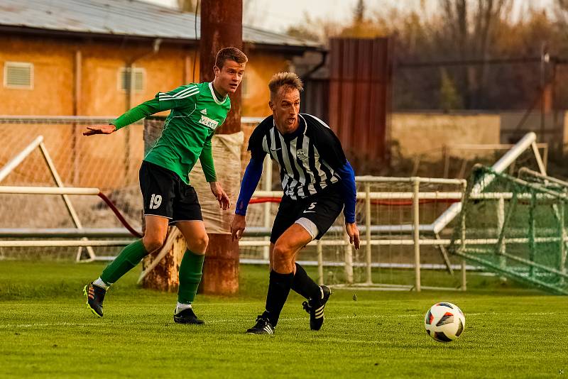 15. kolo I. A třídy: SK Smíchov Plzeň - FC Rokycany B (na snímku fotbalisté v zelených dresech) 4:2 (2:0).