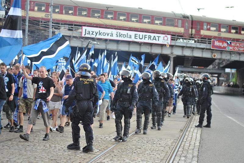 Fanoušci klubu Sigma Olomouc prošli z nádraží k Doosan areně bez  problému. Cestou je doprovázela policie