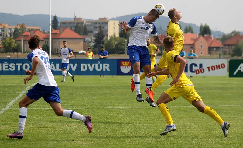 2. kolo FORTUNA ČFL, skupina A: FK Králův Dvůr - FK ROBSTAV Přeštice (hráči ve žlutých dresech) 4:1 (1:0).