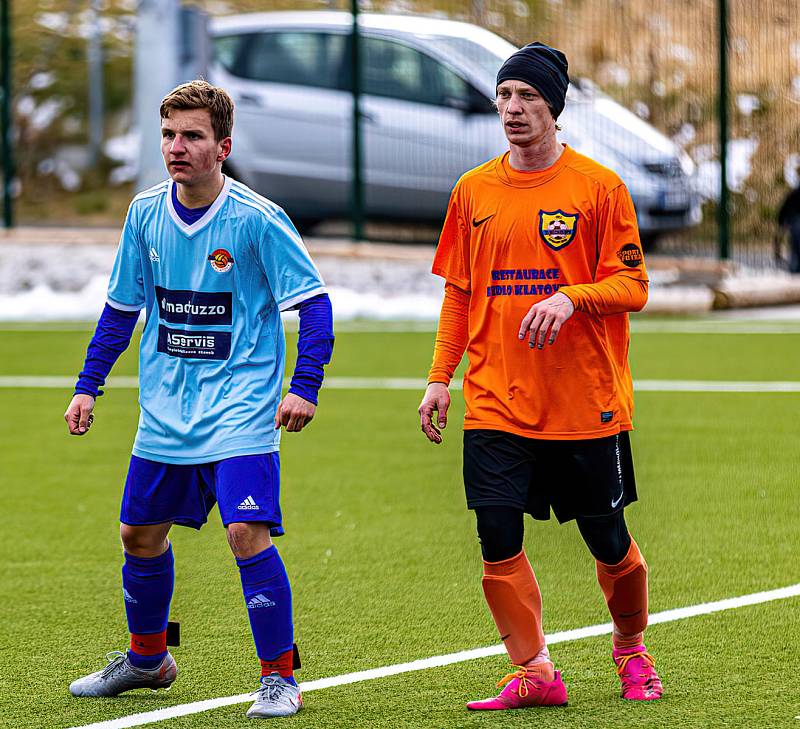 Fotbalisté TJ Měcholupy (na archivním snímku hráči v oranžových dresech) deklasovali rezervu divizního SK Klatovy 1898 (modří) vysoko 8:0.