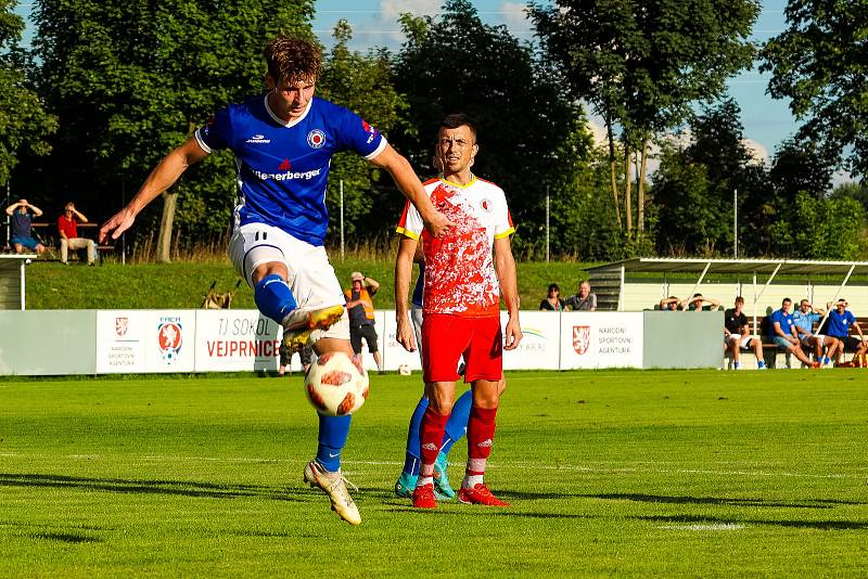 Fotbalisté SK Slavia Vejprnice (na archivním snímku hráči v červenobílých dresech) poprvé na jaře zvítězili, na domácí půdě udolali Slavoj Mýto 1:0.