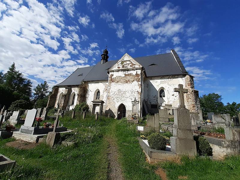 Velhartický hřbitovní kostel.