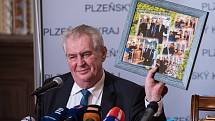 Prezident Miloš Zeman na zámku ve Zbirohu dostal soudek piva, které pro něj uvařili zastupitelé Plzeňského kraje