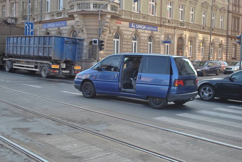 Při odpolední nehodě na křižovatce ulic Skrétova a Klatovská byl sražen muž, kterého odvezli záchranáři do nemocnice