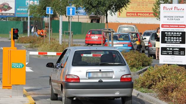 Parkoviště před obchodním centrem Plaza zavedlo placené parkování při době delší než jedna hodina. Chce tak uvolnit místo zákazníkům, kteří přijedou nakoupit a zvládnou to v krátkém časovém úseku