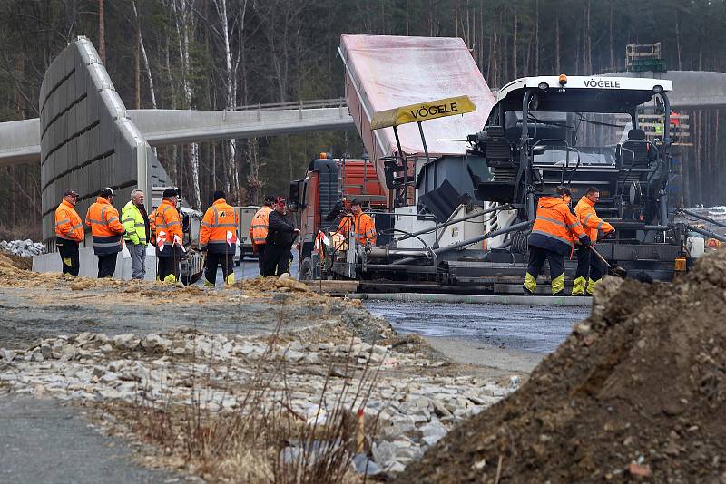 Nová čtyřproudová komunikace mezi Plzní a Třemošnou před dokončením.