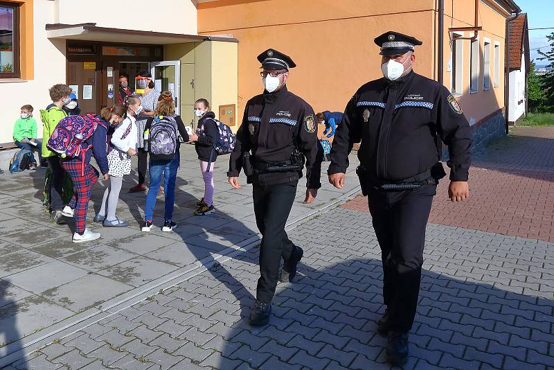 Po nucených koronavirových prázdninách se dnes školáci vrátili do tříd prvního stupně ZŠ. Za zvýšených hygienických podmínek přicházeli žáci prvního až pátého ročníku i do Tyršovy základní školy v Plzni Černicích.