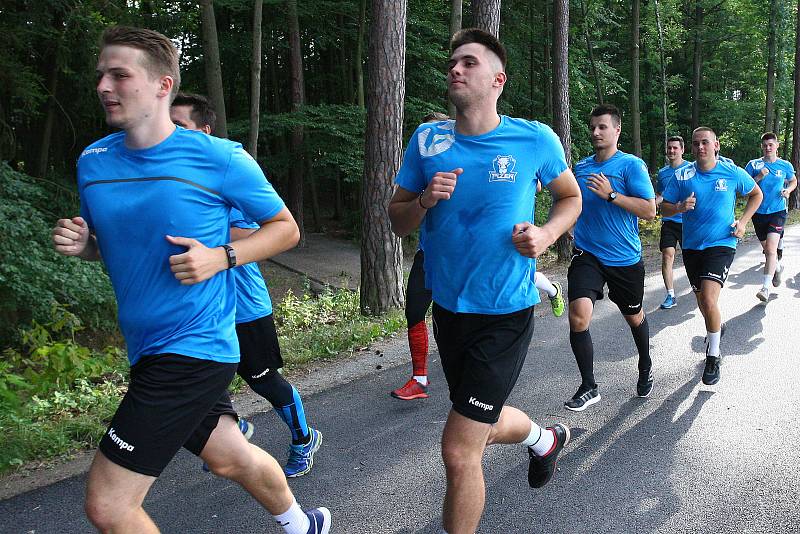 Tradiční výběh kolem Kamenného rybníka v Plzni přichystal na úvod letního tréninkového drilu pro svoje ovečky Michal Tonar, trenér Talentu M.A.T. Plzeň.