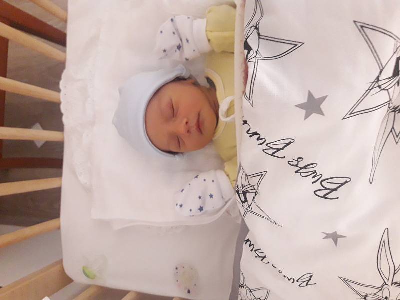Filip Toman se narodil 6. listopadu mamince Markétě a tatínkovi Jiřímu z Plzně. Po příchodu na svět v plzeňské FN vážil jejich prvorozený synek 3510 gramů a měřil 51 cm.