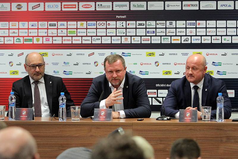 Pavel Vrba podepsal dnes smlouvu s FC Viktoria Plzeň a od nového ligového ročníku bude hlavním trenérem Plzně.