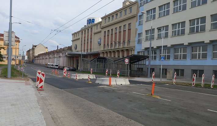 V Tylově ulici vzniká u bývalé budovy Škodovky nový přechod pro chodce. Chodci už tak nebudou muset do podchodu vedoucího k autobusovému nádraží.