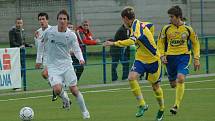 Dorostenci fotbalové Viktorie Plzeň (v bílém) porazili v dohrávce celostátní ligy dorostu Zlín 1:0.