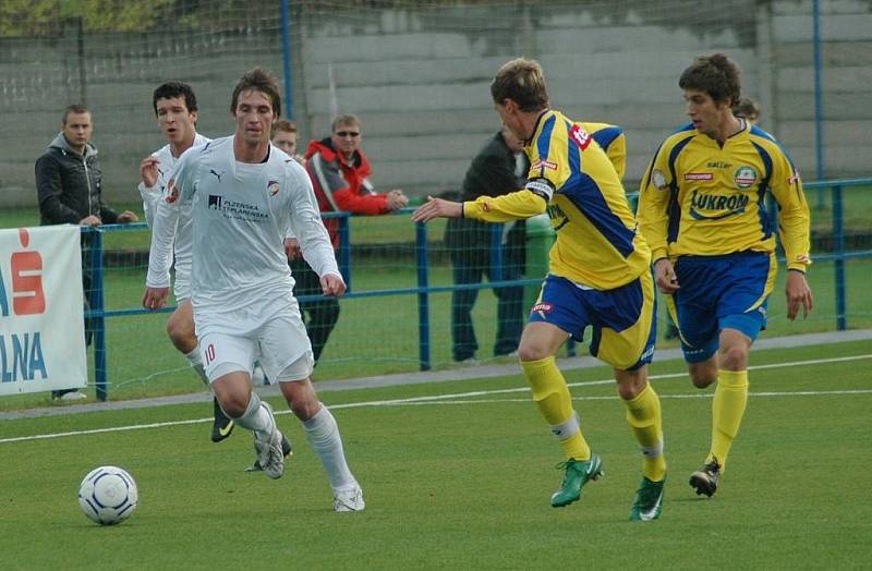 Dorostenci fotbalové Viktorie Plzeň (v bílém) porazili v dohrávce celostátní ligy dorostu Zlín 1:0.