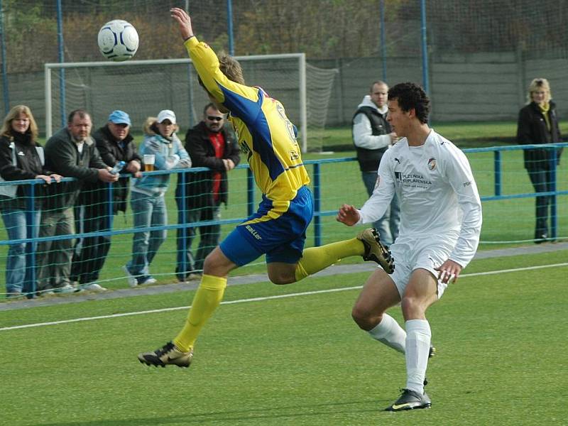 Dorostenci fotbalové Viktorie Plzeň (v bílém) porazili v dohrávce celostátní ligy dorostu Zlín 1:0.