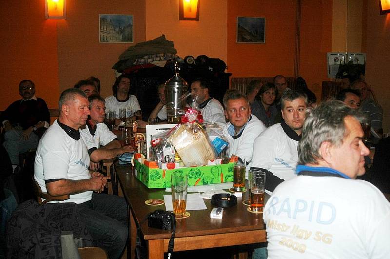 Fotbaloví veteráni uzavřeli sezonu Ligy Plzeňských gard v sobotu slavnostním večerem v restauraci Saloon na Roudné.