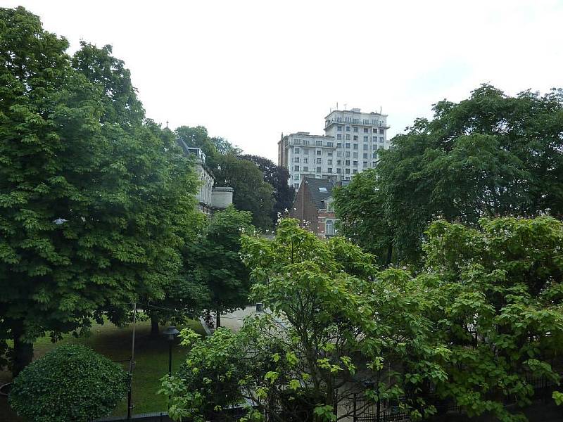 Výhled na park, který je přímo před domem na náměstí Jamblinne de Meux