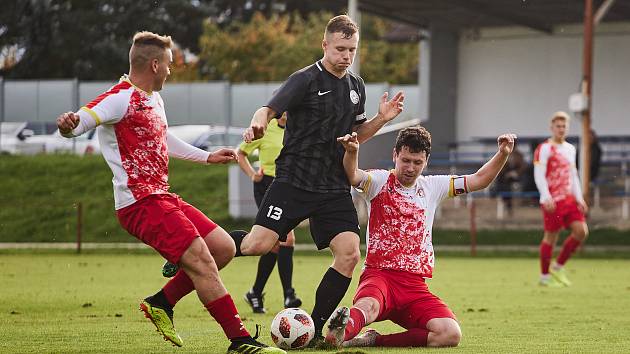 11. kolo krajského přeboru: SK Slavia Vejprnice - FK Okula Nýrsko (na snímku fotbalisté v tmavých dresech) 1:2 (0:0).