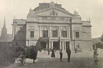 Budova Velkého divadla v Plzni na snímku z knihy Nové divadlo královského města Plzně z roku 1902.