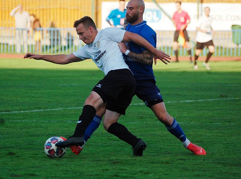 10. kolo krajského přeboru: FK Tachov (na snímku fotbalisté v modrých dresech) - FC Chotíkov 1932 2:0 (0:0).