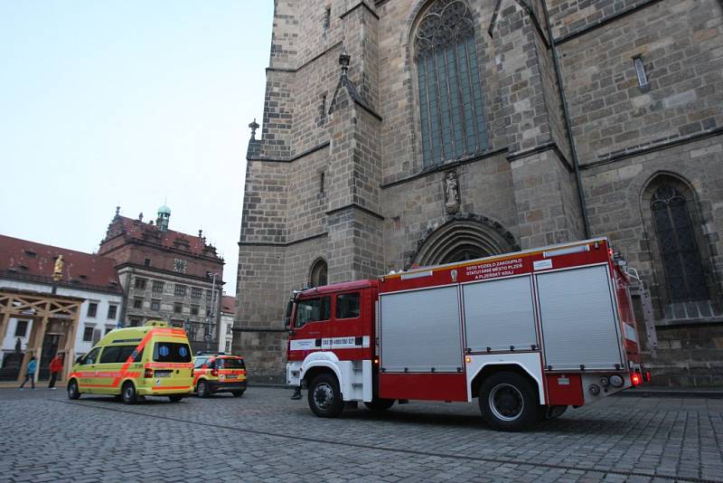 Ve věži katedrály sv. Bartoloměje zemřel cizinec