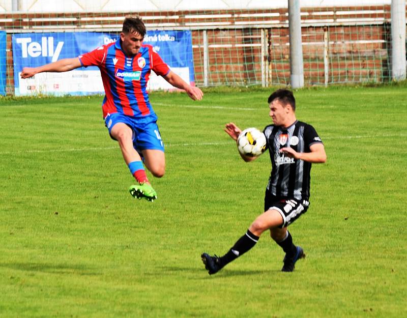 9. kolo FORTUNA ČFL, skupina A: SK Dynamo České Budějovice B - FC Viktoria Plzeň B (fotbalisté v červenomodrých dresech) 0:3 (0:1).