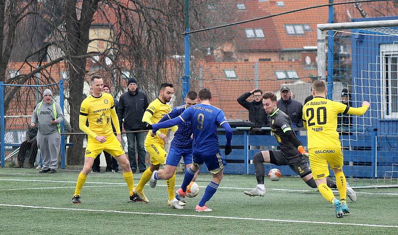 FORTUNA ČFL, skupina A (16. kolo): FK Motorlet Praha - FK ROBSTAV Přeštice (na snímku fotbalisté ve žlutých dresech) 2:0 (1:0).