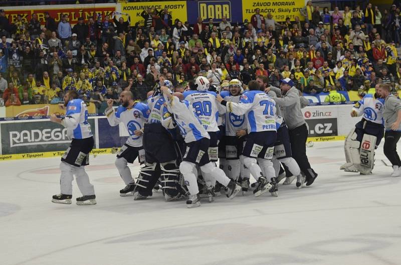 Hokejisté oslavují zisk historicky prvního titulu mistra na stadionu ve Zlíně