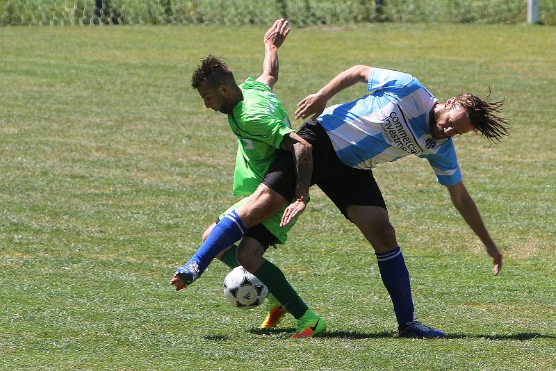 Fotbalisté Košutky se radují. Uspěli v baráži proti Meclovu a I. A třídu si zahrají i v příští sezoně.