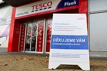 Tesco se se zákazníky loučilo oznámením, že od 16. 10. 2017 už neotevře.