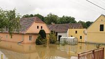 V Dolní Lukavici kromě řeky napáchal velkou škodu i vylitý rybník.