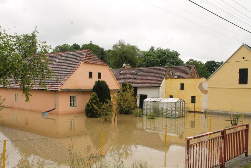 V Dolní Lukavici kromě řeky napáchal velkou škodu i vylitý rybník.