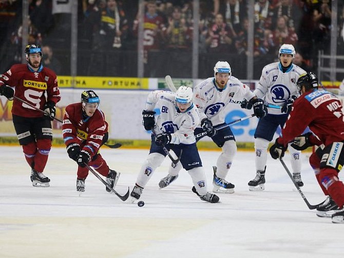 Hokejisté plzeňské Škodovky (v bílých dresech) prohráli středeční zápas na Spartě 2:4.