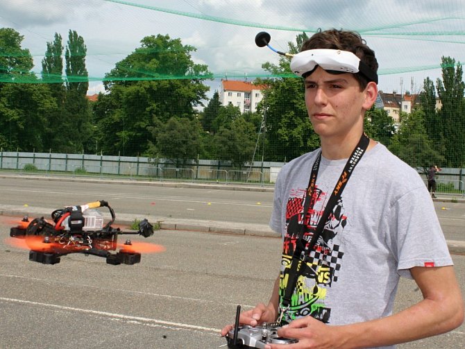 Student Jakub Toman vyhrál v Plzni závod dronů a kvalifikoval se na mistrovství světa, které se koná na Havaji.