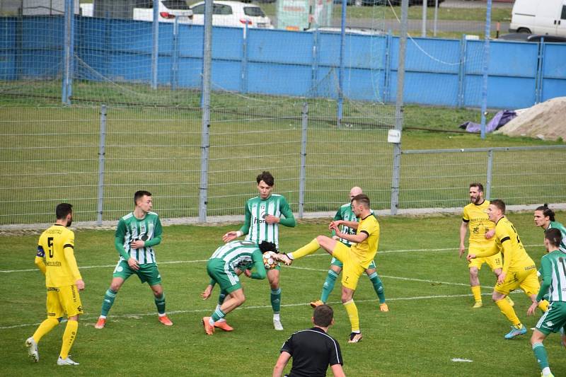 Až na čtvrtý pokus se dočkali fotbalisté Robstavu Přeštice prvního jarního vítězství, doma porazili Hostouň 2:1.