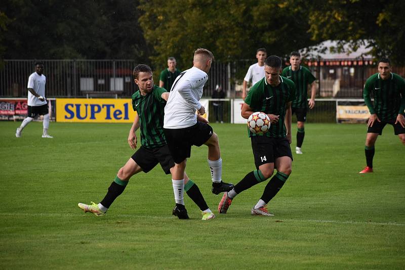 7. kolo FORTUNA divize A: FC Rokycany (na snímku fotbalisté v zelených dresech) - FK VIAGEM Příbram 3:1.