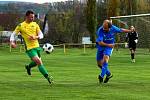 Na jihu Plzeňska podlehly Lužany (na snímku ve žlutých dresech) Dvorci vysoko 0:6 (v modrém).