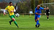 Na jihu Plzeňska podlehly Lužany (na snímku ve žlutých dresech) Dvorci vysoko 0:6 (v modrém).